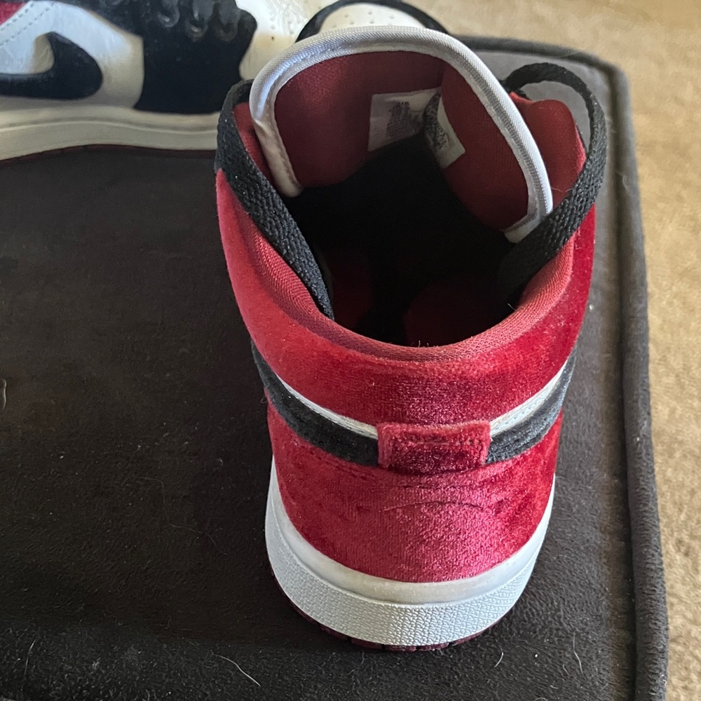 Air Jordan 1 Women’s Low SE “Velvet Black Toe” - Picture 10 of 12